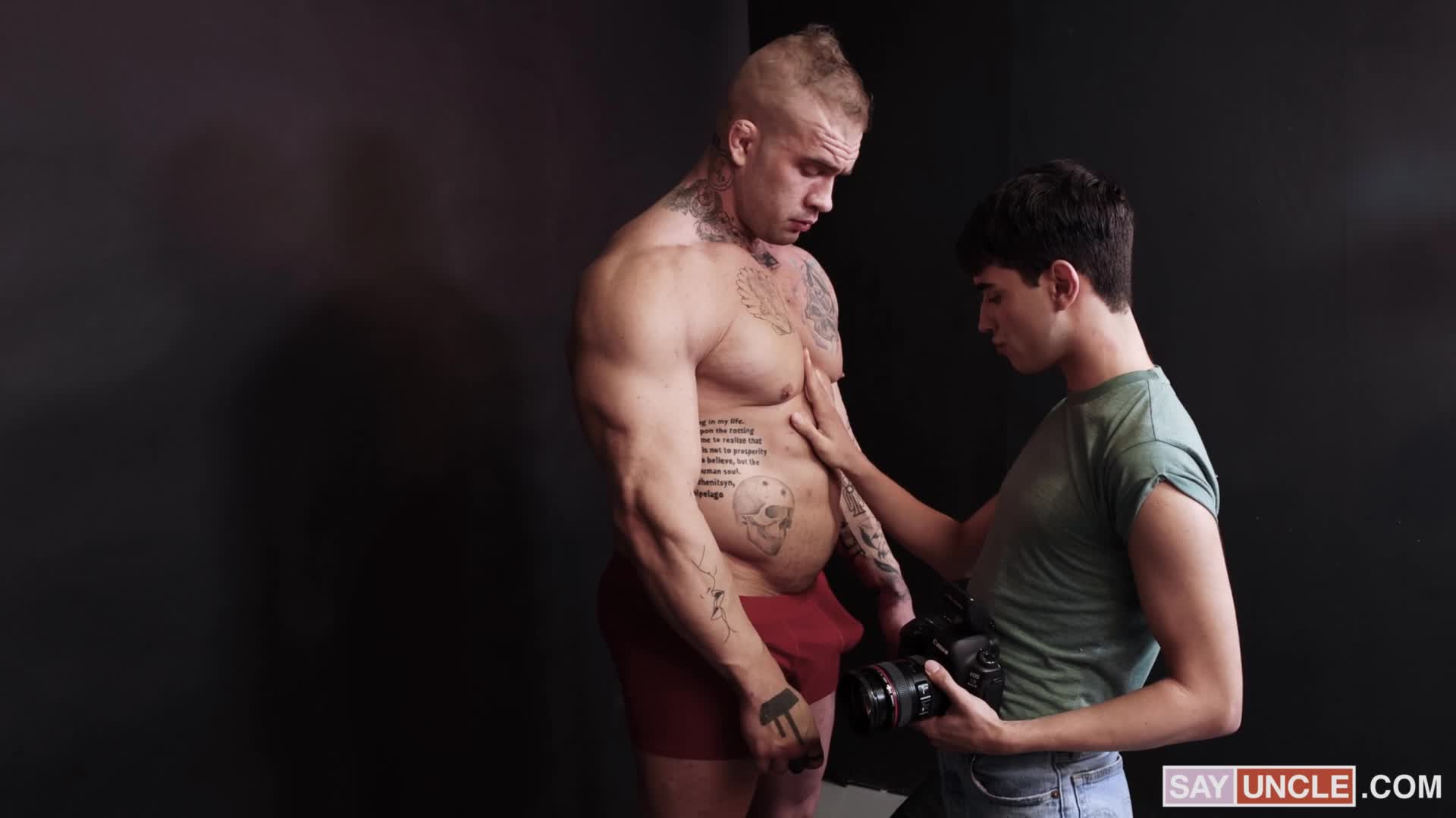...blowjob,bareback,muscled,Muscular,muscle worship,photoshoot,Photographer...